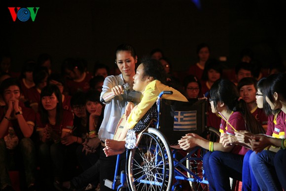 Nick Vujicic inspire les jeunes Vietnamiens - ảnh 12